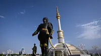 Pemandangan Monumen Kemerdekaan di ibu kota Turkmenistan, Ashgabat, pada 28 Juni 2023. Negara Asia Tengah bekas Uni Soviet ini merupakan salah satu negara paling terpencil di dunia. (Dok: Natalia KOLESNIKOVA / AFP)