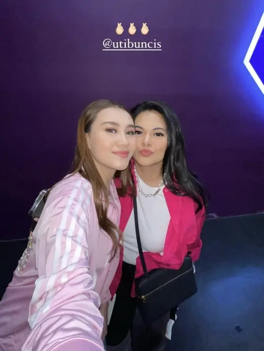 Aaliyah Massaid juga hadir bergaya sporty casual dengan jaket track warna baby pink yang dipadukan celana jeans. [@aaliyah.massaid]