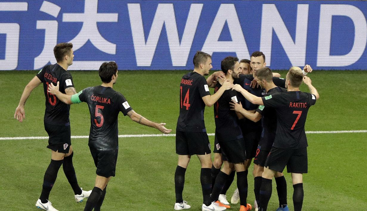 Para pemain Kroasia merayakan gol yang dicetak Ivan Perisic ke gawang Islandia pada laga grup D Piala Dunia di Rostov Arena, Rostov-on-Don, Selasa (26/6/2018). Kroasia menang 2-1 atas Islandia. (AP/Mark Baker)