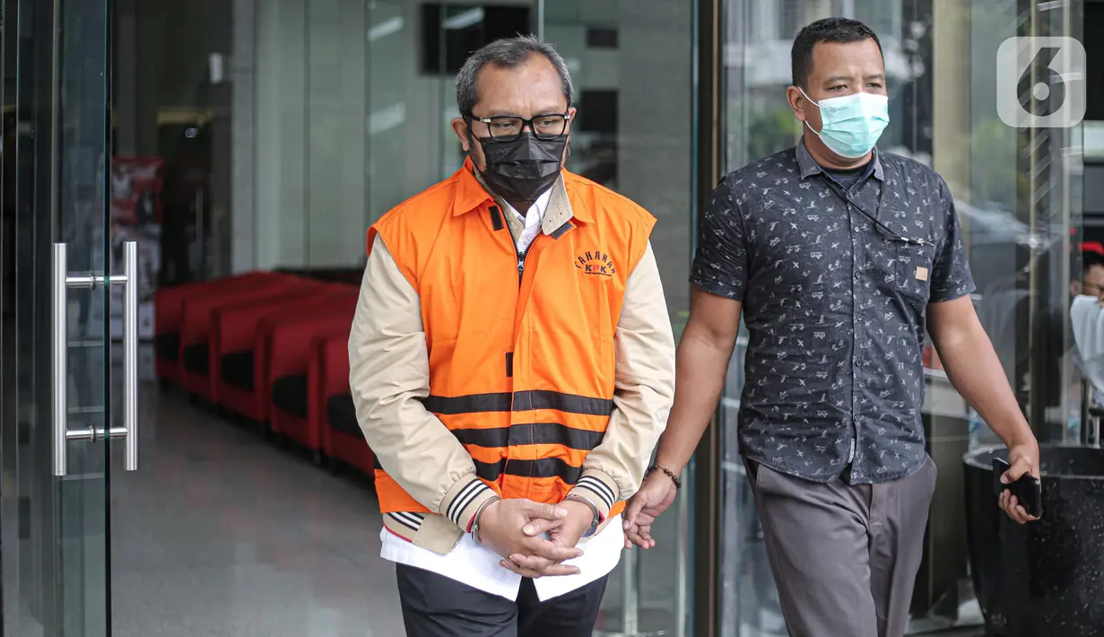 Wakil Ketua DPRD Jawa Timur, Sahat Tua Simanjuntak berjalan keluar dari ruang pemeriksaan di Gedung Merah Putih KPK, Jakarta, Rabu (11/1/2023). Sahat Tua Simanjuntak diperiksa sebagai tersangka terkait dugaan tindak pidana korupsi suap pengurusan alokasi dana hibah bersumber dari APBD Jawa Timur. (Liputan6.com/Faizal Fanani)