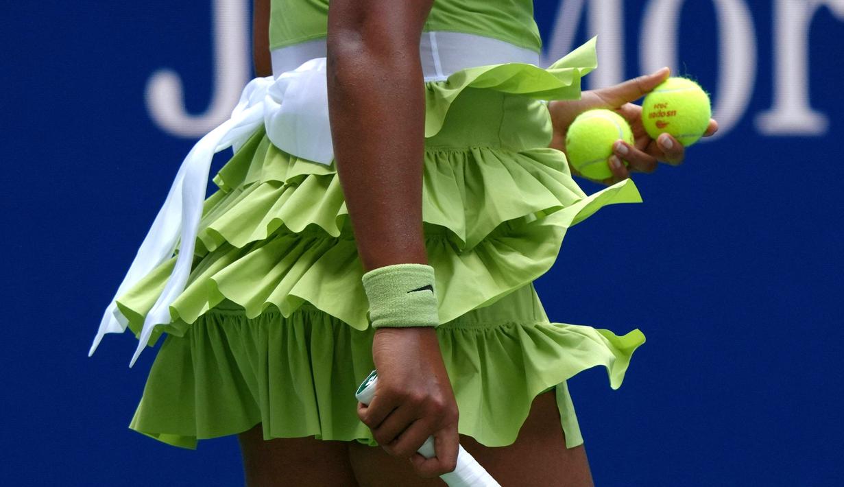 Detail pakaian petenis Jepang, Naomi Osaka saat melakukan pemanasan sebelum laga putaran pertama melawan petenis Latvia, Jelena Ostapenko pada laga putaran pertama Amerika Open 2024 di USTA Billie Jean King National Tennis Center, New York, Selasa (27/08/2024). (AFP/Mike Stobe)