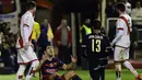 Reaksi Luis Suarez setelah dilanggar pemain Rayo Vallecano pada laga La Liga Spanyol di Estadio del Rayo Vallecano, Madrid, Jumat (4/3/2016) dini hari WIB. (AFP/Pierre-Philippe Marcou)