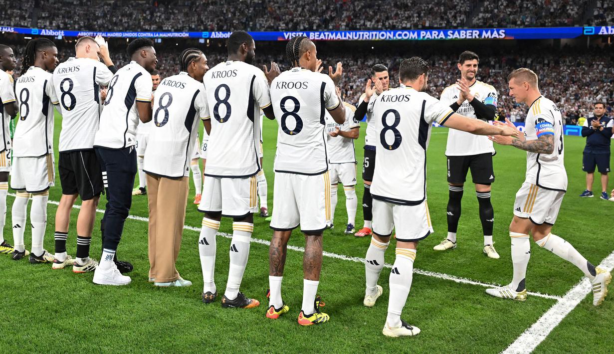 Sejumlah pemain Real Madrid menggunakan jersey bernomor punggung milik Toni Kroos saat menyambut sang pemain sebelum laga Liga Spanyol 2023/2024 melawan Real Betis di Santiago Bernabeu, Madrid, Spanyol, Minggu (26/05/2024) dini hari WIB. Kroos memutuskan untuk pensiun dari sepak bola setelah Euro 2024 nanti. (AFP/Javier Soriano)