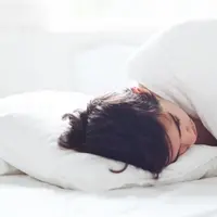 Ilustrasi main HP sambil tiduran, kangen. LDR. (Photo by Gaelle Marcel on Unsplash)