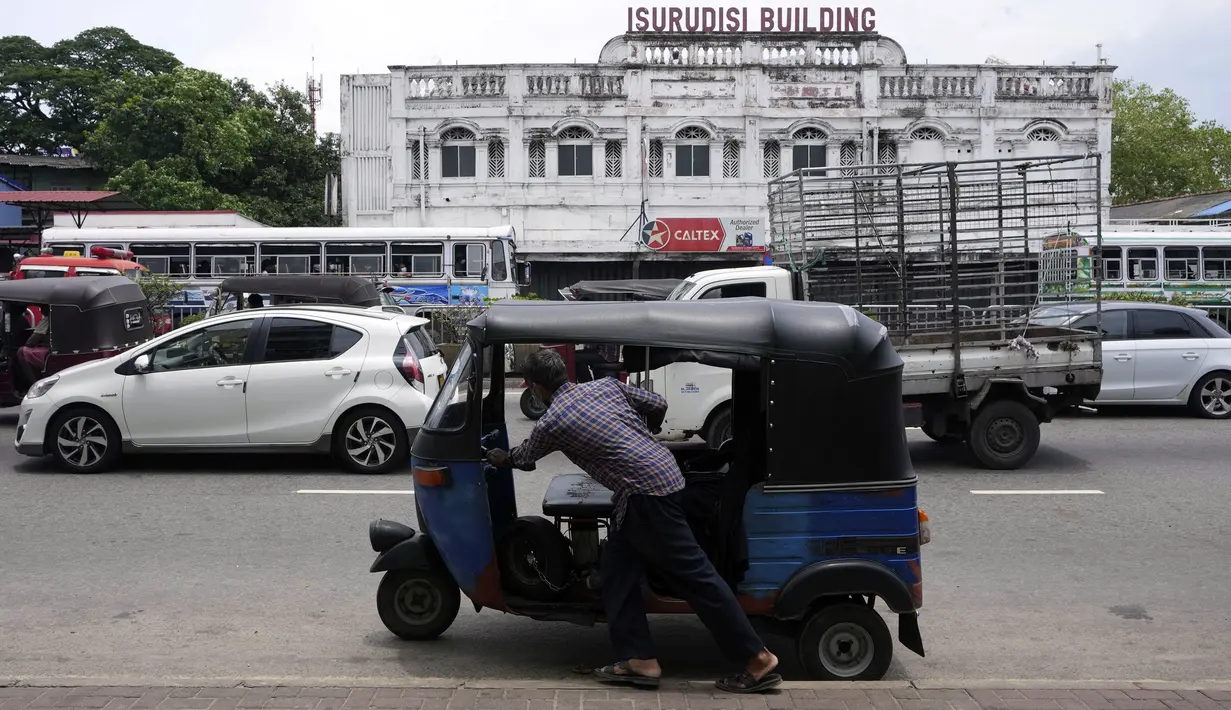 Pengemudi bajaj antre untuk membeli bahan bakar dekat sebuah SPBU di Kolombo, Sri Lanka, 13 April 2022. PM Sri Lanka mengatakan akan mendengarkan ide-ide pengunjuk rasa untuk menyelesaikan tantangan ekonomi, sosial, dan politik yang dihadapi negara. (AP Photo/Eranga Jayawardena)