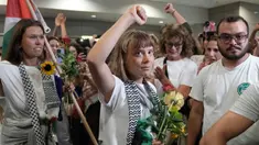 Aktivis iklim asal Swedia, Greta Thunberg tiba di Bandara Internasional Eleftherios Venizelos di Athena, Yunani, Senin 6 Oktober 2025 setelah dideportasi dari Israel karena ikut serta dalam armada Global Sumud Flotilla (GSF) menuju Gaza. (AP Photo/Petros Giannakouris)