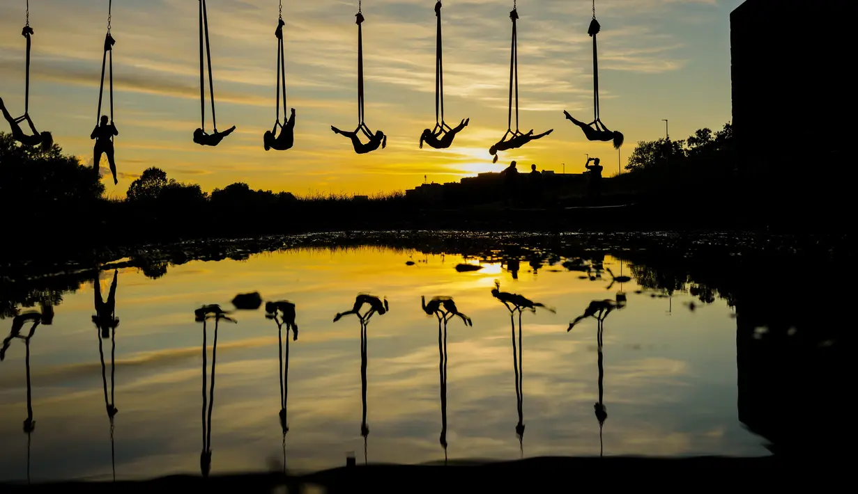 Anggota Teater Sirkus Triko menampilkan tarian hammock di udara dengan menggantung dari Jembatan Mladost di atas Sungai Sava, Zagreb, Kroasia, 11 Juni 2020. (Xinhua/Pixsell/Borna Filic)