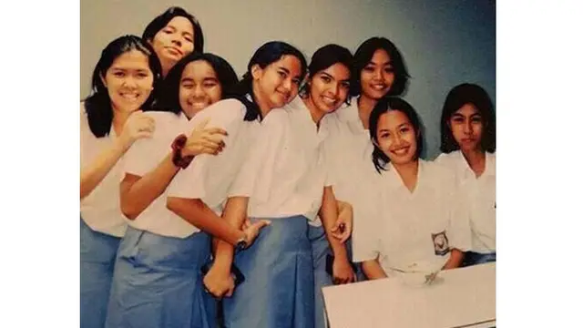 6 Foto Lawas Seleb Saat Bersama Geng SMA Ini Bikin Pangling