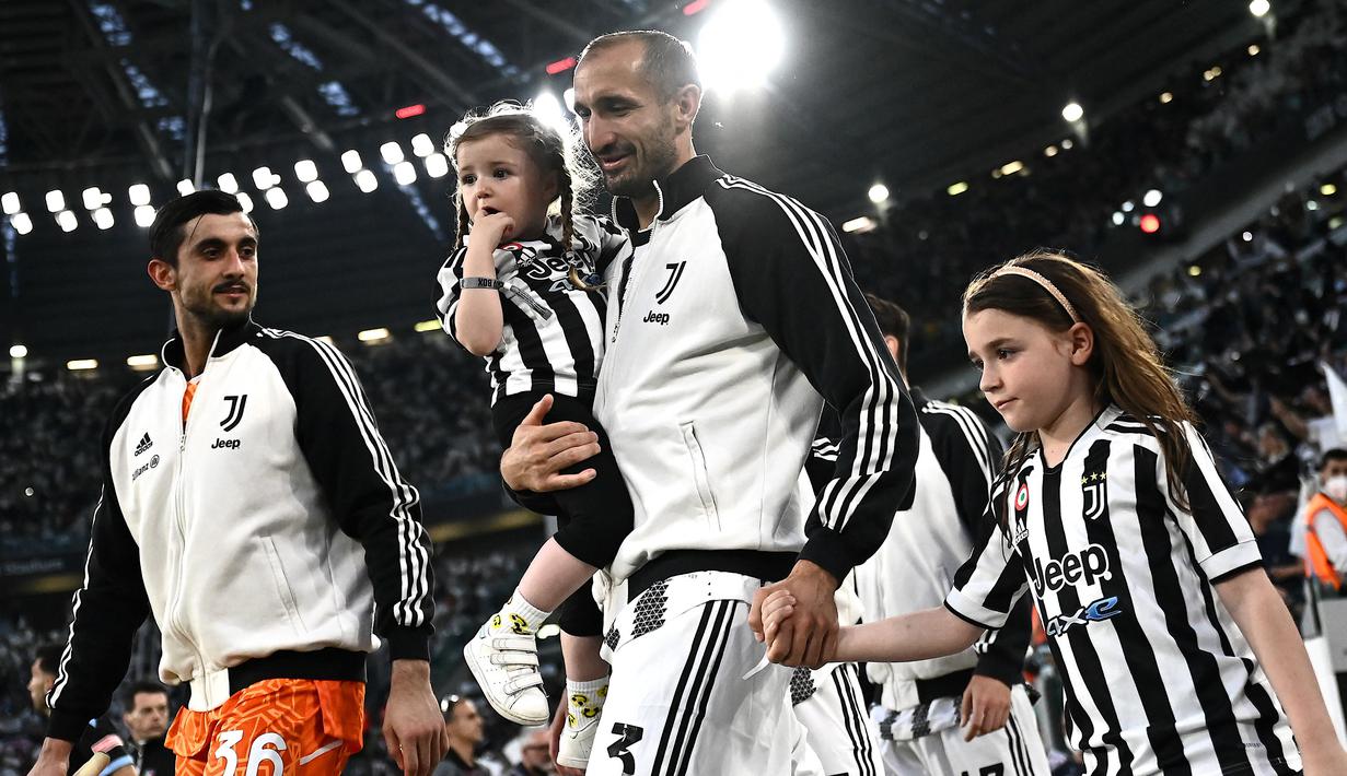 Giorgio Chiellini. Bek tengah Italia berusia 37 tahun ini telah memperkuat Juventus selama 17 tahun usai didatangkan dari Fiorentina pada awal musim 2005/2006 dengan nilai transfer 7,7 juta euro. Ia total telah menjalani 561 laga bersama Bianconeri di semua ajang kompetisi dengan torehan 36 gol dan 25 assist. Berbagai gelar bergengsi telah diraihnya, di antaranya 9 trofi Serie A, dan 1 trofi Serie B. Musim depan ia telah mencapai kesepakatan untuk bermain di MLS bersama Los Angeles FC selama 18 bulan. (AFP/Marco Bertorello)