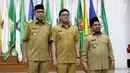 Mendagri, Tjahjo Kumolo (tengah) didampingi Plt Gubernur Aceh Nova Iriansyah dan Plt Bupati Bener Meriah Tgk. H. Sarkawi foto bersama usai serah terima surat penugasan Pelaksana Tugas di Kemendagri Jakarta, Senin (9/7). (Liputan6.com/Herman Zakharia)