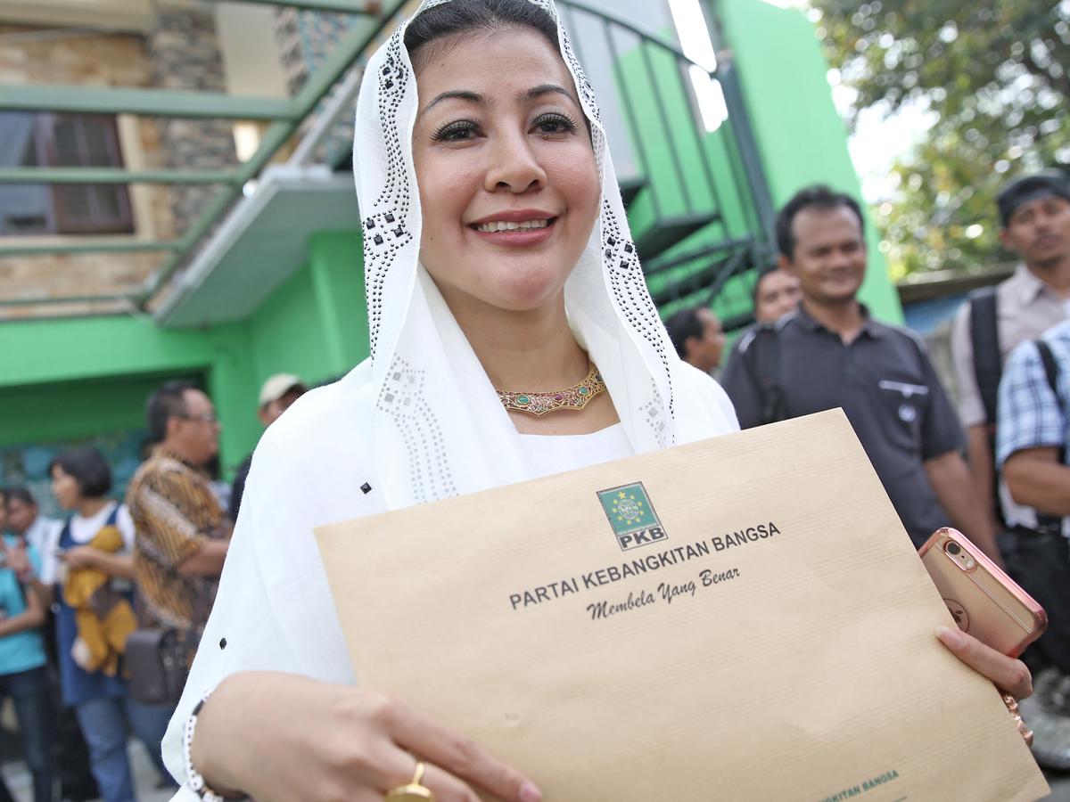 Hasnaeni 'Wanita Emas' Dipolisikan dengan Tuduhan ...
