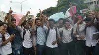 Mahasiswa dan pelajar di Bangladesh menegaskan, mereka menginginkan aksi protes yang damai, tetapi polisi justru memberondog mereka dengan peluru karet dan gas air. (AP)