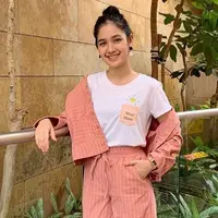 Tak hanya kerap tampil dengan mix and match celana denim. Akan tetapi, penampilan Cut Syifa saat tampil dengan busana satu set ini juga terlihat manis namun tetap stylish. (Liputan6.com/IG/@cutsyifaa)