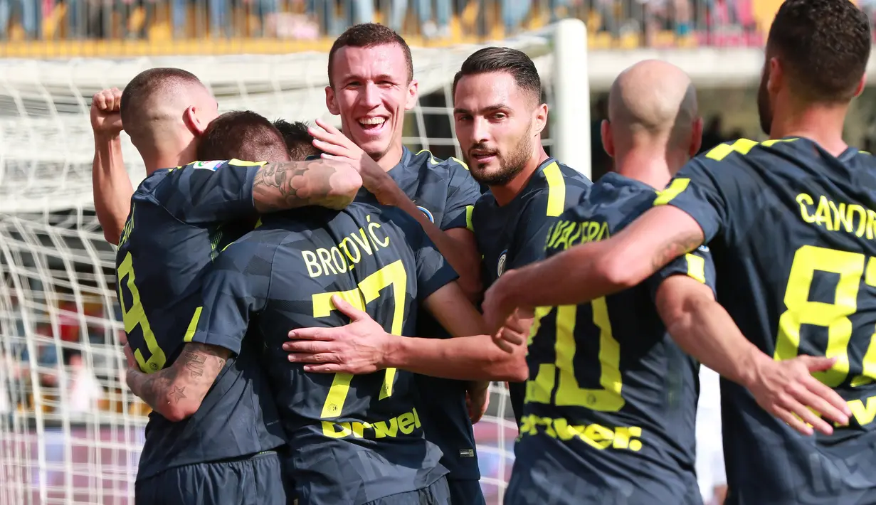 Pemain Inter Milan, Marcelo Brozovic (2kiri) merayakan gol bersama rekan-rekannya saat melawan Benevento pada lanjutan Serie A di Ciro Vigorito Stadium, Benevento, (01/10/2017). Inter Milan menang 2-1. (AFP/Carlo Hermann)