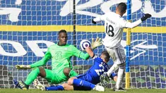 Kiper Chelsea, Eduardo Mendy (kiri) tercatat telah melakukan clean sheet sebanyak 14 kali dengan 24 penampilan sampai pekan ke-28 Liga Inggris 2020/2021. (Foto: AFP/Pool/Lindsey Parnaby)