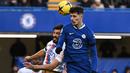 Gelandang Chelsea, Kai Havertz (kanan) berduel udara dengan bek Crystal Palace pada laga Liga Inggris 2022/2023 di Stamford Bridge, London (15/1/2023). Kai Havertz didatangkan Arsenal dari Chelsea untuk mengarungi musim 2023/2024 dengan mahar 70 juta euro atau setara Rp1,1 triliun dengan durasi kontrak selama 5 tahun hingga 30 Juni 2028. (AFP/Ben Stansall)