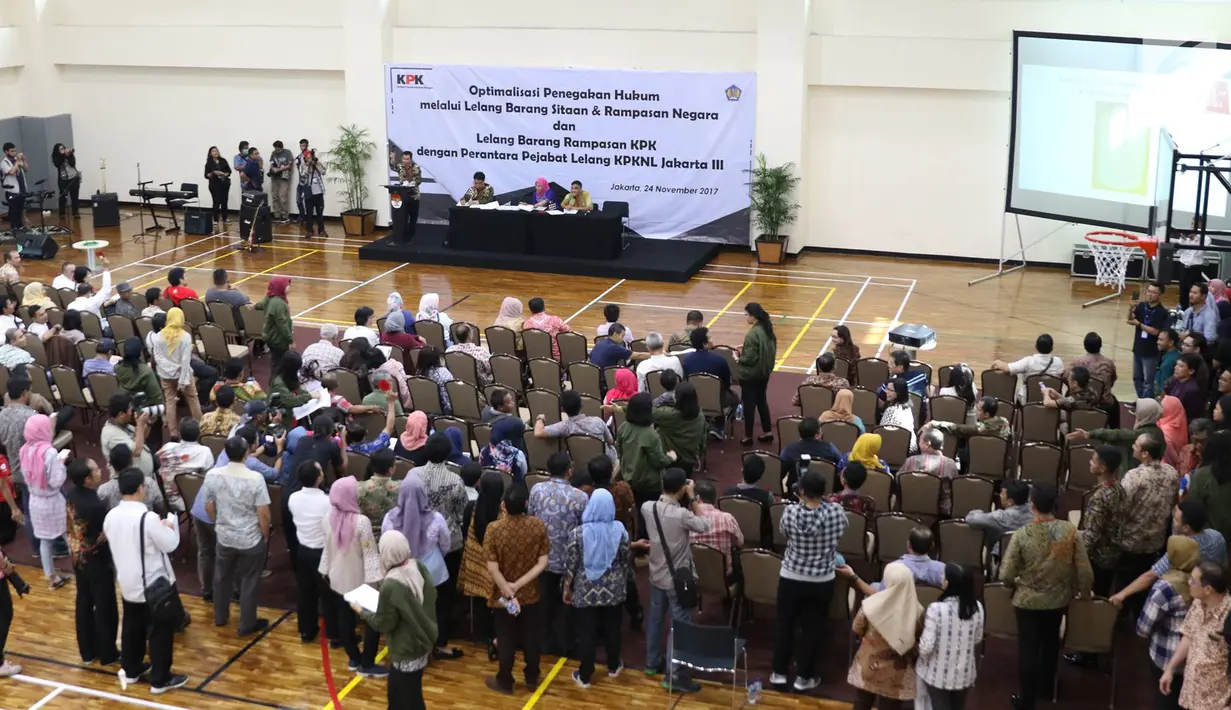 Peserta mengikuti kegiatan lelang di Gedung Komisi Pemberantasan Korupsi (KPK), Jumat (24/11). Barang yang dilelang diantaranya barang elektronik, kendaraan bermotor, perhiasan, dan barang seni berupa lukisan. (Liputan6.com/Immanuel Antonius)