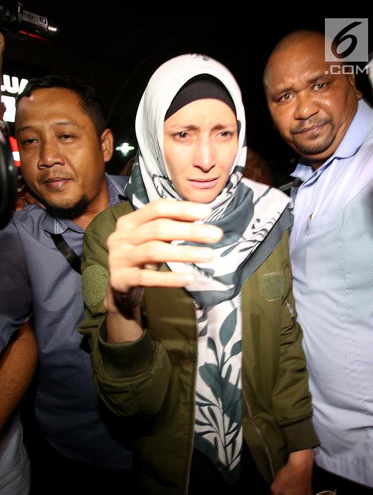 Inneke Koesherawati usai menjalani pemeriksaan terkait OTT Kalapas Sukamiskin Wahid Husein, di Gedung KPK, Jakarta, Sabtu (21/7). Inneke berstatus sebagai saksi terkait dugaan suap suaminya Fahmi Darmawansyah. (Liputan6.com/HO/Udin)