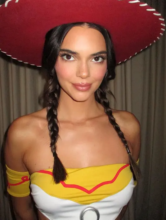Bintang reality show itu menata rambut pirangnya menjadi dua kepang, yang dia tarik ke atas bahunya dari bawah topi cowgirl merah besar. (Instagram/Kendalljenner)
