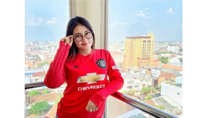6 Potret Via Vallen Pakai Jersey Manchester United, Makin Cantik Saja
