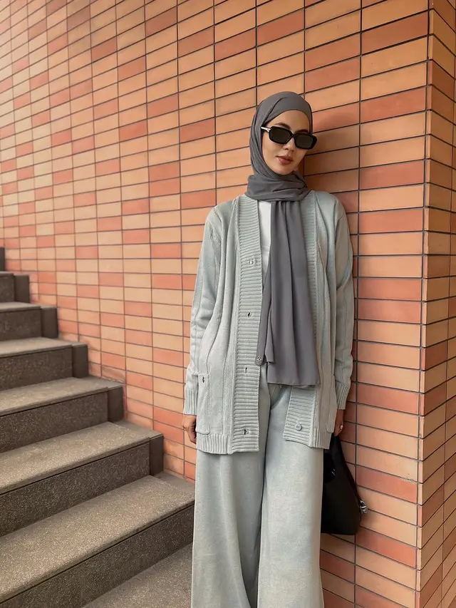 Sentuhan Sunglasses yang Bikin OOTD Berhijab Paula Perhoeven Makin Terlihat Slay
