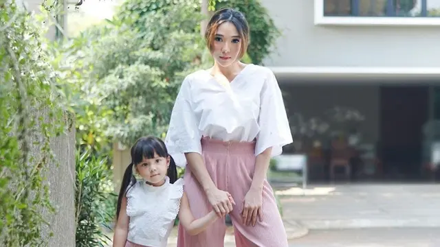 FOTO: Gaya Gisella Anastasia saat Pakai Baju Putih, Menawan