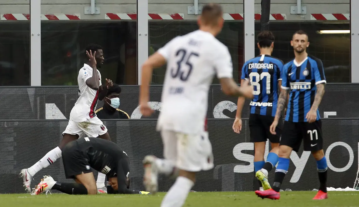 Para pemain Inter Milan tampak kecewa usai pemain Bologna, Musa Barrow, mencetak gol pada laga Serie A di Stadion Giuseppe Meazza, Minggu (5/7/2020). Inter Milan kalah 1-2 dari Bologna. (AP/Antonio Calanni)
