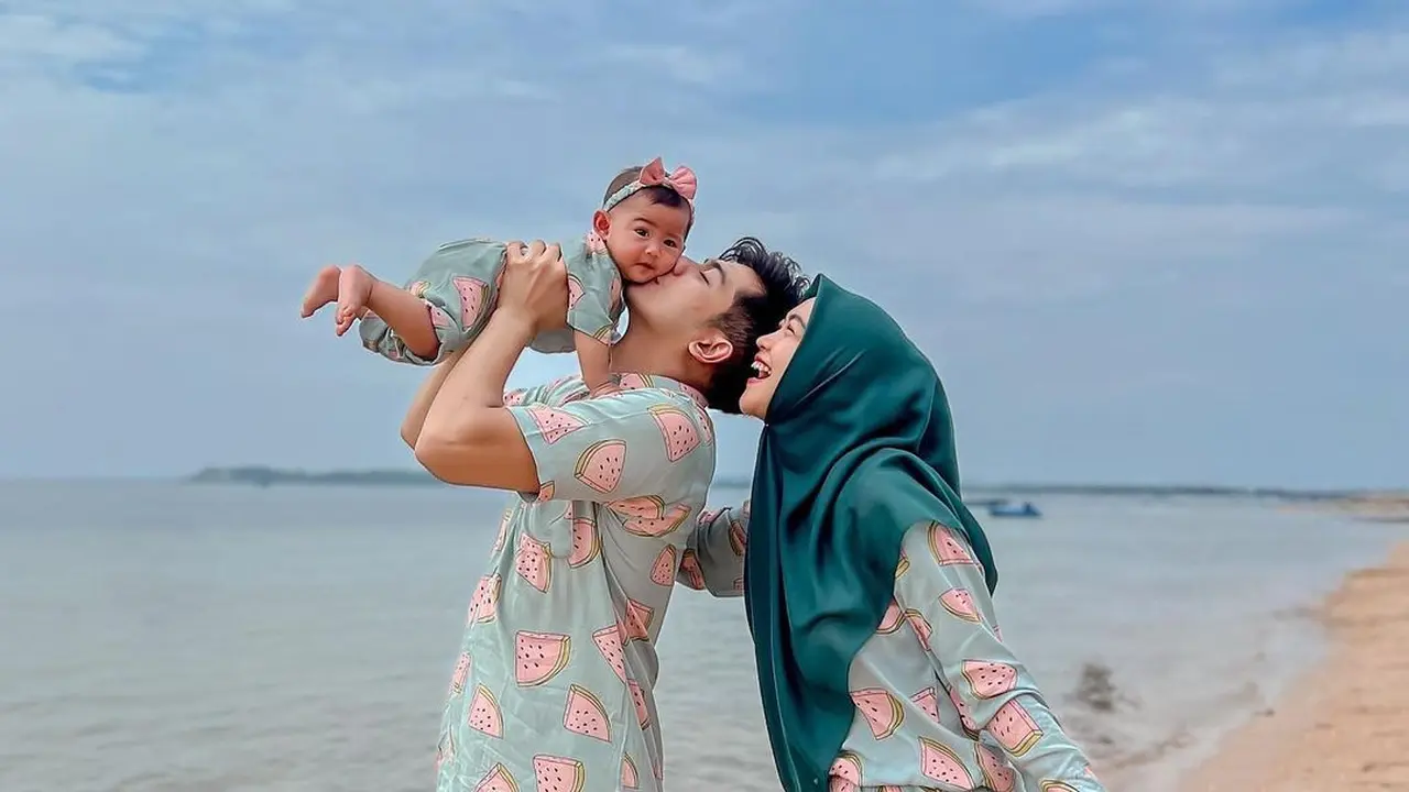 Adu Gaya Ria Ricis dan Teuku Ryan Momong Anak