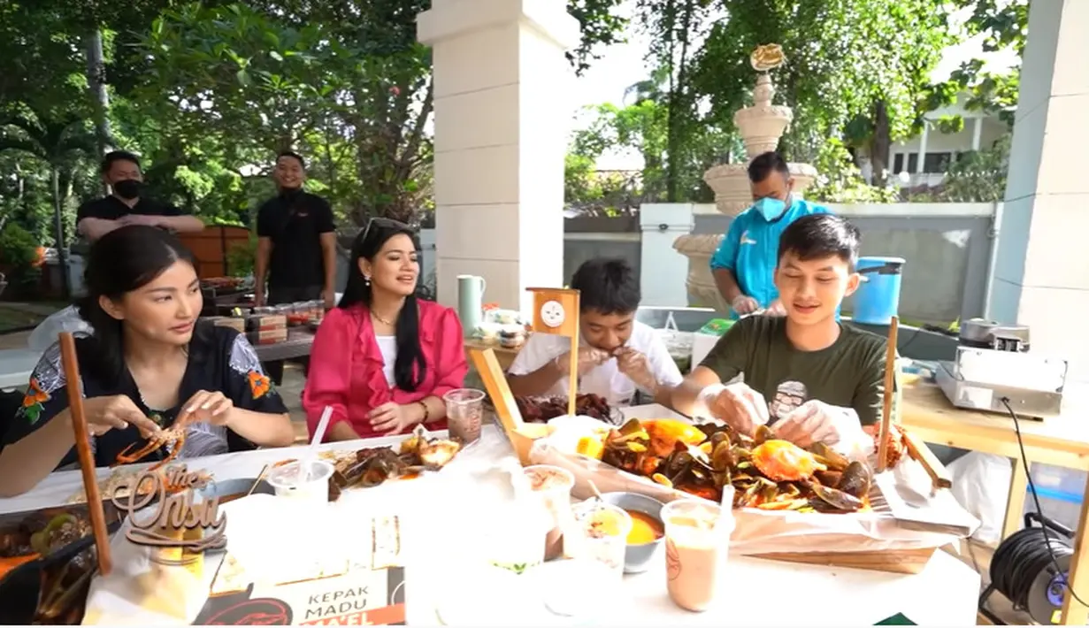 Titi Kamal dan Sarwendah (Youtube/The Onsu Family)