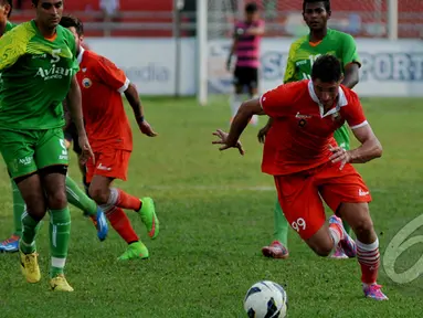Laga SCM Cup 2015 antara Persija Jakarta kontra Persebaya Surabaya berakhir imbang 1-1 di Stadion H Agus Salim, Padang, Senin (19/1/2015). (Liputan6.com/Johan Tallo)