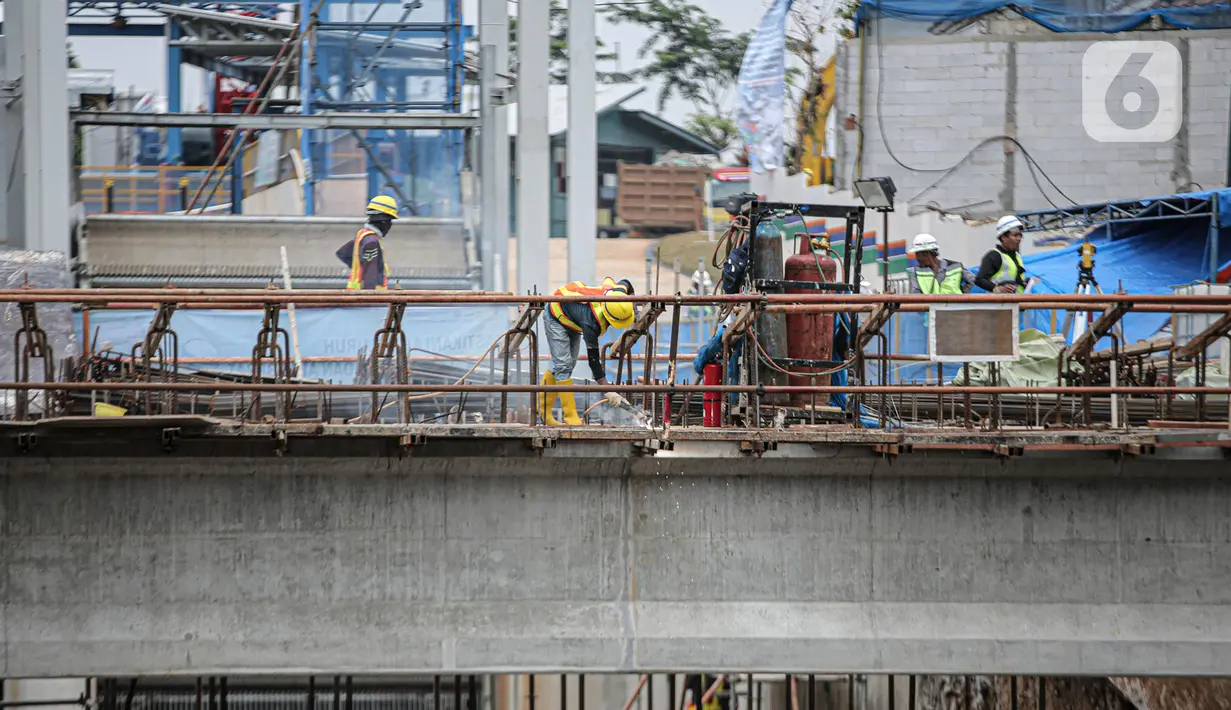 Pekerja menyelesaikan pengerjaan proyek sodetan Ciliwung di Jakarta, Kamis (26/1/2023). Proyek ini diyakini mampu mengurangi risiko banjir di Kampung Melayu dan Manggarai. (Liputan6.com/Faizal Fanani)