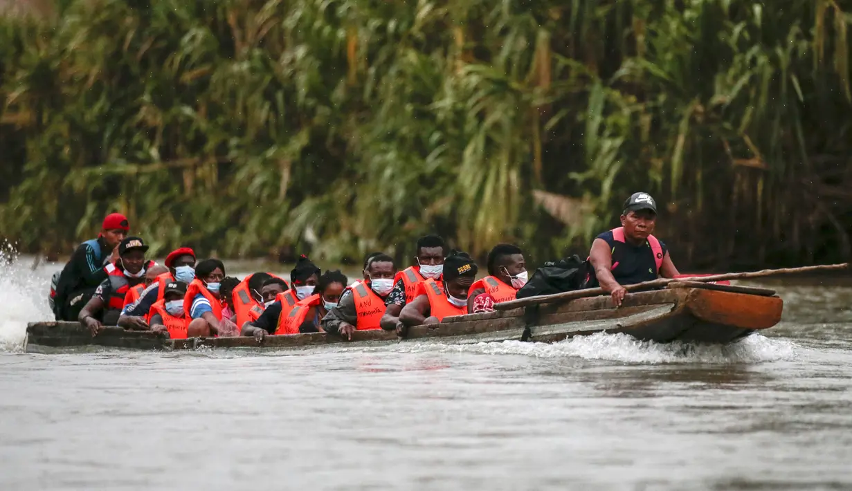 Sekelompok imigran menyeberang dengan perahu Sungai Chucunaque di Provinsi Darien, Panama, 22 Agustus 2021. Panama dan Kolombia mencapai kesepakatan untuk mengendalikan banjir migran yang melintasi perbatasan bersama ke Amerika Serikat. (ROGELIO FIGUEROA/AFP)