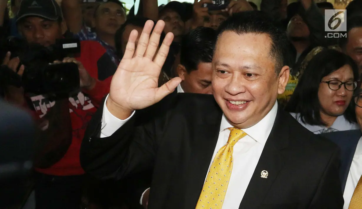 Bambang Soesatyo tiba untuk memberikan keterangan ke kepada wartawan perihal ketua DPR RI di Gedung DPR, Jakarta, Senin (15/1). Bambang Soesatyo akan menggantikan Setya Novanto yang terjerat kasus dugaan korupsi E-KTP. (Liputan6.com/Angga Yuniar)