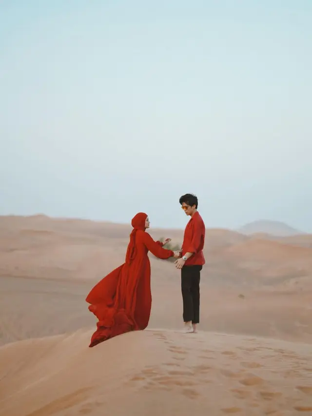 Dinda Hauw dan Rey Mbayang di padang pasir Dubai (Foto: Instagram/@dindahw)