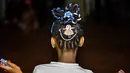 Seorang wanita menunjukkan gaya rambut Afro-Colombian saat kontes Afro ke-13 "Tejiendo Esperanzas" (Weaving Hopes), Cali, Kolombia, (2/6). Kontes ini untuk menghidupkan kembali kebiasaan, identitas dan budaya Afrika di Kolombia.  (AFP Photo/Luis Robayo)