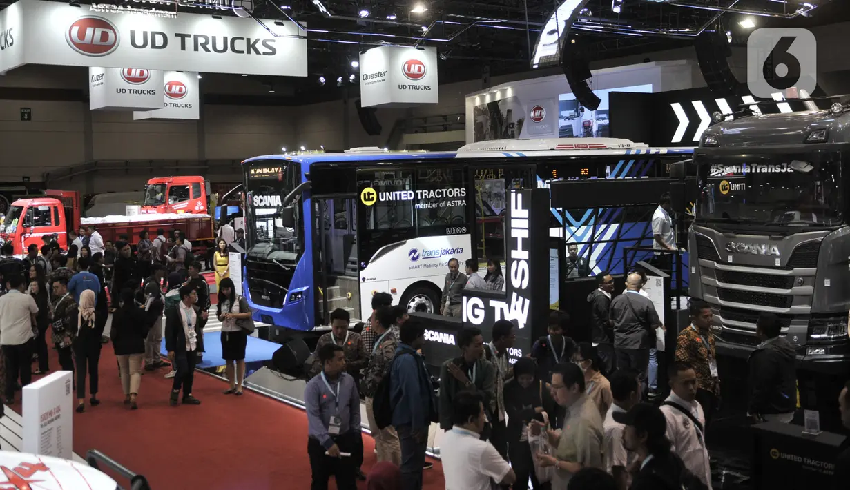 Sejumlah kendaraan dipemerkan dalam GAIKINDO Indonesia International Commercial Vehicle Expo (GIICOMVEC) di JCC, Senayan, Jakarta, Kamis (5/3/2020). GIICOMVEC 2020 berlangsung hingga 8 Maret. (merdeka.com/Iqbal Nugroho)