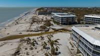 Kondominium rusak terlihat di sepanjang pantai setelah Badai Ian melewati daerah itu, Pulau Sanibel, Florida, Amerika Serikat, 30 September 2022. Jejak terjangannya di Florida mengakibatkan banjir yang menjebak banyak orang. (AP Photo/Steve Helber)