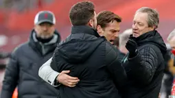 Pelatih Fulham, Scott Parker, merayakan kemenangan bersama stafnya usai anak asuhnya berhasil menaklukkan Liverpool pada laga Liga Inggris di Stadion Anfield, Minggu (7/3/2021). Fulham menang dengan skor 0-1. (Clive Brunskill/Pool/AFP)