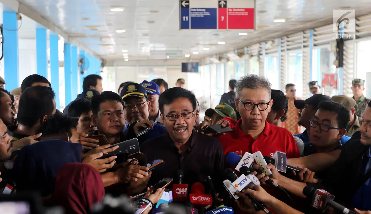 Plt Gubernur DKI Jakarta, Djarot Saiful Hidayat memberikan keterangan pers saat berada di lokasi bom bunuh diri di Halte TransJakarta Koridor 7 Kampung Melayu, Jakarta Timur, Minggu (28/5). (Liputan6.com/Johan Tallo)