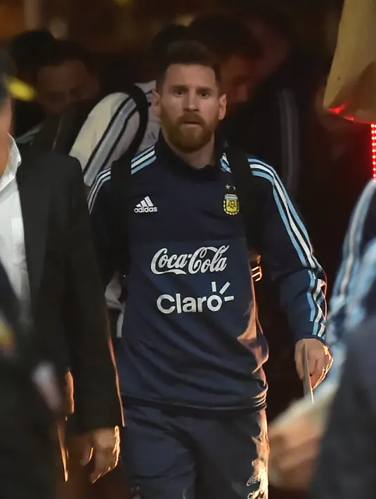 Ekspresi Lionel Messi saat tiba di sebuah hotel di Guayaquil, Ekuador (8/10). Di laga terakhir Argentina harus menang di markas Ekuador untuk mengamankan tempat di Piala Dunia tahun depan. (AFP Photo/Rodrigo Beundia)