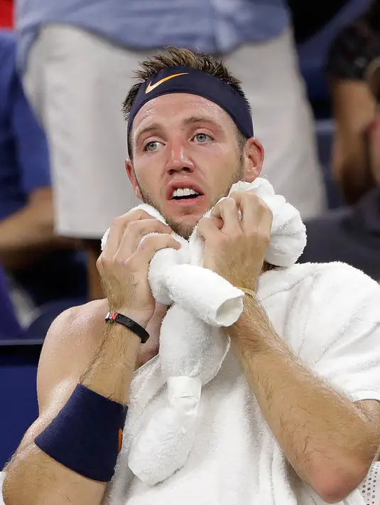 Petenis Amerika Serikat, Jack Sock menaruh  handuk es di kepalanya karena kepanasan saat istirahat bertanding melawan Nikoloz Basilashvili asal Georgia di putaran kedua AS Terbuka, New York, Rabu (29/8). (AP Photo/Jason DeCrow)
