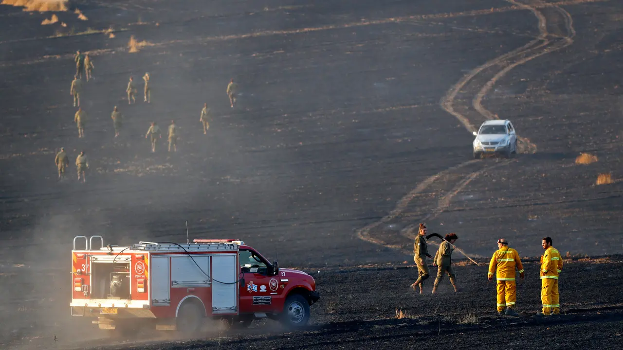 Bentrokan di Jalur Gaza, Ladang Gandum Israel Hangus Terbakar