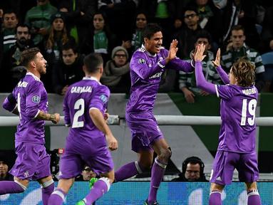 Real Madrid menang 2-1 atas Sporting CP pada laga kelima Grup F Liga Champions di Estadio Jose Alvalade, Selasa (22/11/2016). (AFP/Francisco Leong)
