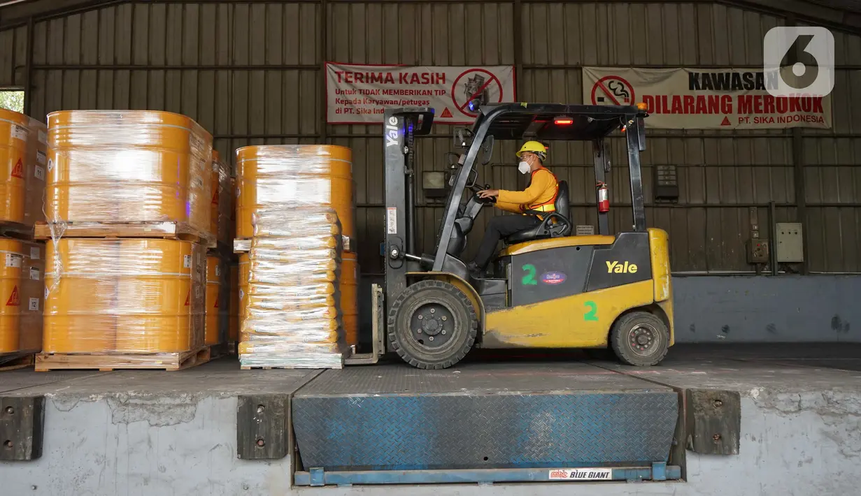 Pekerja dengan mobil lift pengangkut barang mendistribusi bahan kimia untuk konstruksi dan industri di Gudang Sika Indonesia, Bogor, Selasa (24/05/2022). Sebagai wujud apresiasi atas loyalitas para pelanggan, terutama untuk kontraktor, mandor dan pekerja konstruksi, Sika Indonesia mengadakan loyalty program yaitu Sika Bagi Rejeki untuk produk SikaTop 107 Seal dan Sika Lebih Untung untuk Sikamur 130 Thinbed. (Liputan6.com/HO/Reza)