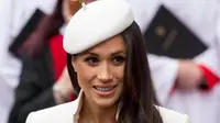 Tunangan Pangeran Harry, Meghan Markle menghadiri acara The Commonwealth Day Service di Westminster Abbey, London, Senin (12/3). Meghan Markle juga terlihat membawa tas kecil berwarna navy dari Mulberry Endgland. (AP Photo)