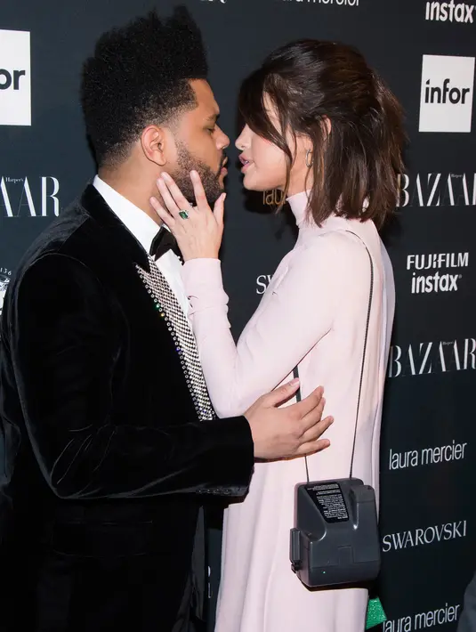 Pasangan selebriti, Selena Gomez dan The Weeknd menghadiri acara New York Fashion Week untuk Harper's Bazaar di New York City, 8 September 2017. Pasangan ini terlihat begitu manis dan mesra saat berpose di atas red carpet. (AFP PHOTO / ANGELA WEISS)