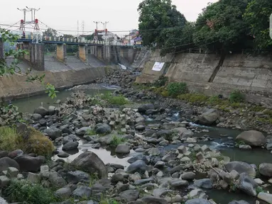 Pengendara motor melintas di atas Jembatan Bendung Katulampa, Kota Bogor, Jawa Barat, Rabu (13/9/2023). (Liputan6.com/Herman Zakharia)