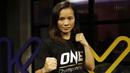 Petarung MMA, Priscilla Lumban Gaol, berpose saat kunjungan ke kantor redaksi KLY di Jakarta, Jumat (18/1). Dirinya akan bertarung pada laga One Championship pada Sabtu (19/1) di Istora Senayan. (Bola.com/Yoppy Renato)