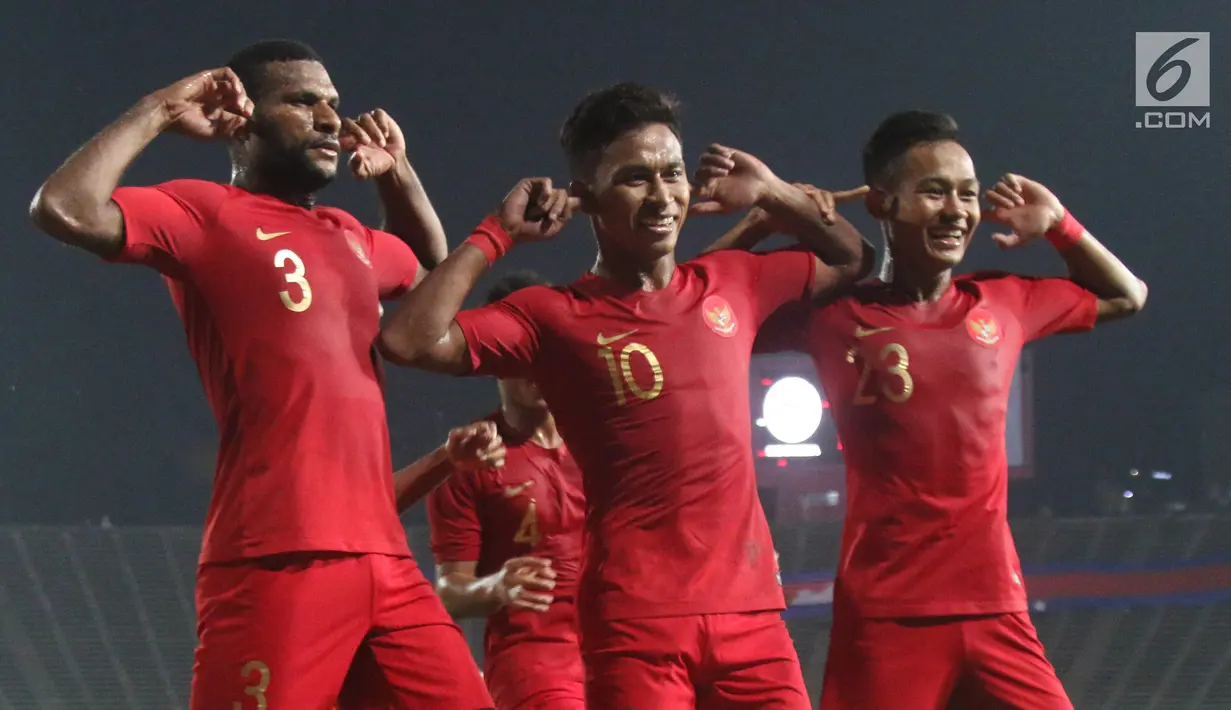 Para pemain Timnas Indonesia merayakan gol yang dicetak Osvaldo Haay ke gawang Thailand pada laga Piala AFF U-22 2019 di Stadion National Olympic, Phnom Penh, Selasa (26/2). Indonesia menang 2-1 atas Thailand. (Bola.com/Zulfirdaus Harahap)