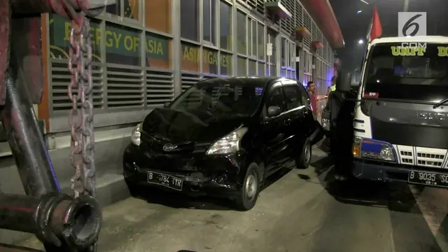 VIDEO: Parkir di Busway, Mobil Ini Ditabrak Kendaraan Lain
